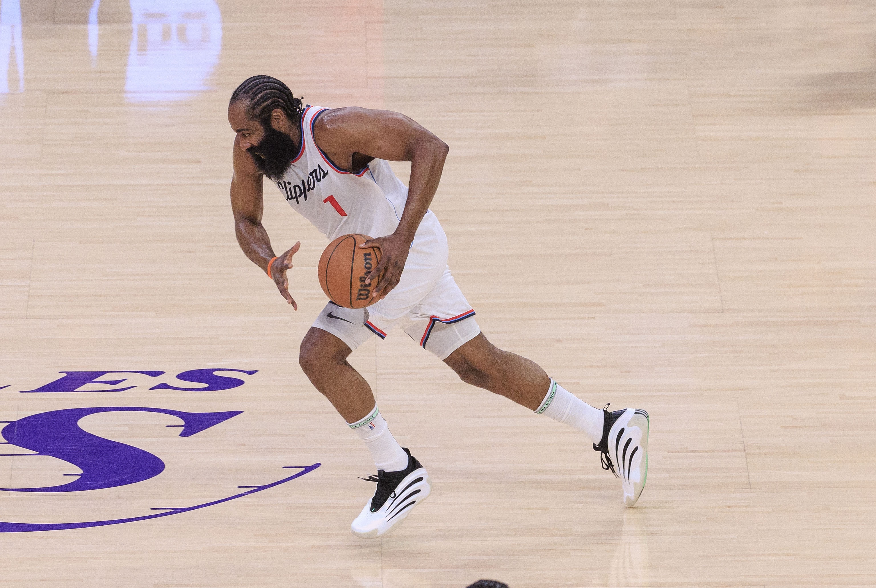 包含赛后NBA常规赛传出新动向，丹佛掘金主帅复盘，管理层表态：质疑声仍在，轮换策略成焦点的词条